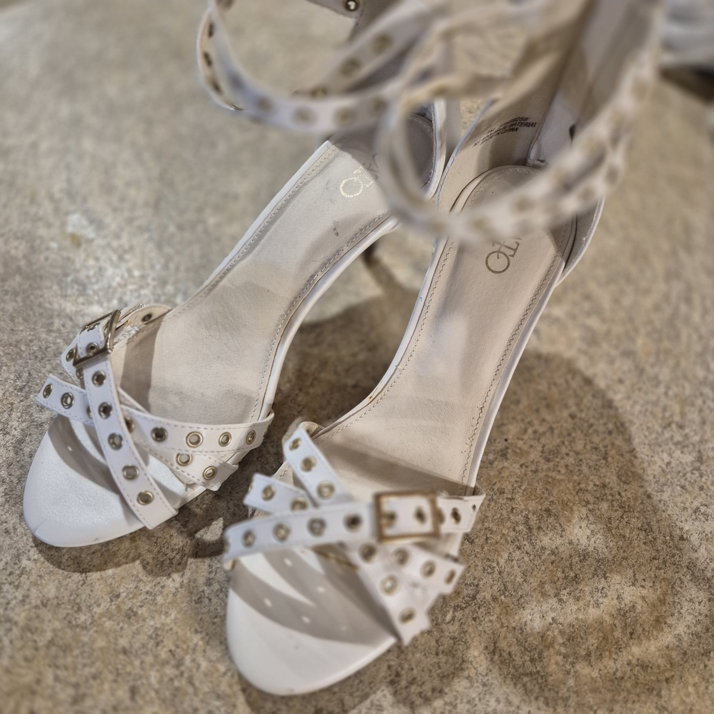 Ladies Size 7 M White Heels Women's - Picture 3 of 11